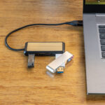 Link RCS USB centrmezgls ar divām ieejām no pārstrādātas plastmasas un bambusa - Image 3
