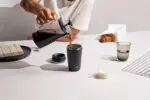 Topl līdzņemamā krūze no pārstrādāta tērauda, ar patentētu 360° vāciņu, 354 ml - Image 4